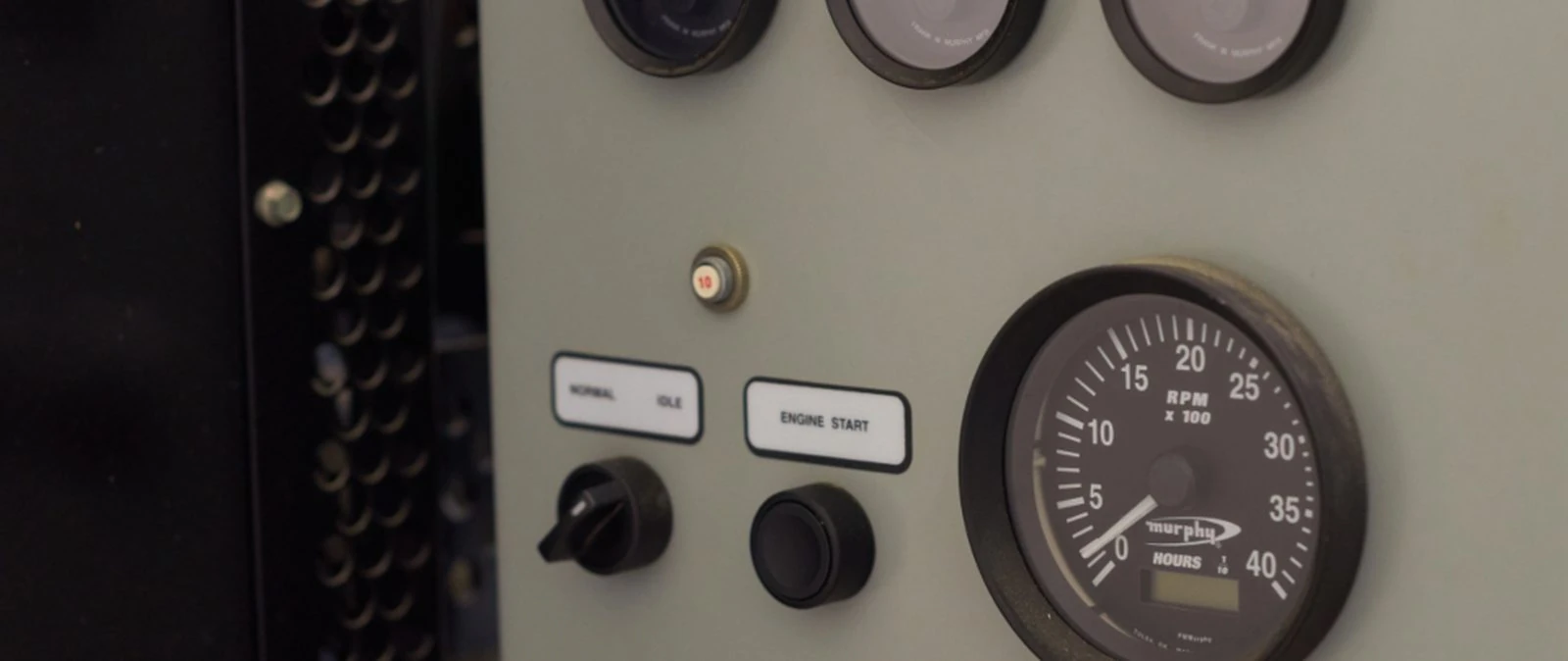 Precision pressure gauge for flow and pressure instrumentation