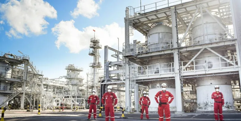 Onshore natural gas processing plant